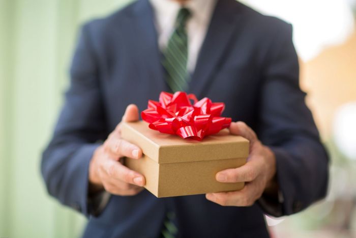Mann mit Geschenk