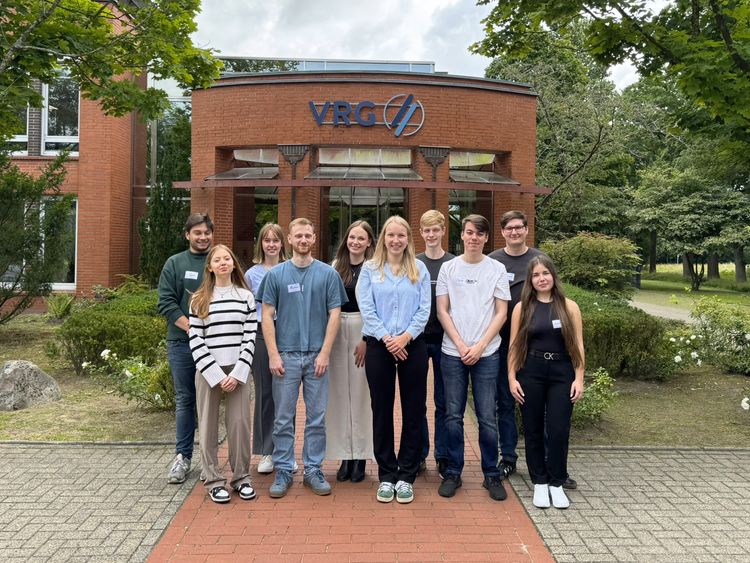 Sie sind am 1. August 2025 in ihre Ausbildung bei der VRG oder als Duale Studierende gestartet (v.l.n.r.): Fynn Hirth, Lara Hinrichs, Nelly Nagel, Maurice Sinnen, Anne Roth, Lina Varnhorn, Lukas Blum, Fabian Fischbeck, Jannes Freels und Anastasiia Tkachuk
FOTO: VRG GmbH – www.vrg.de VRG_Neue_Azubis_2025
