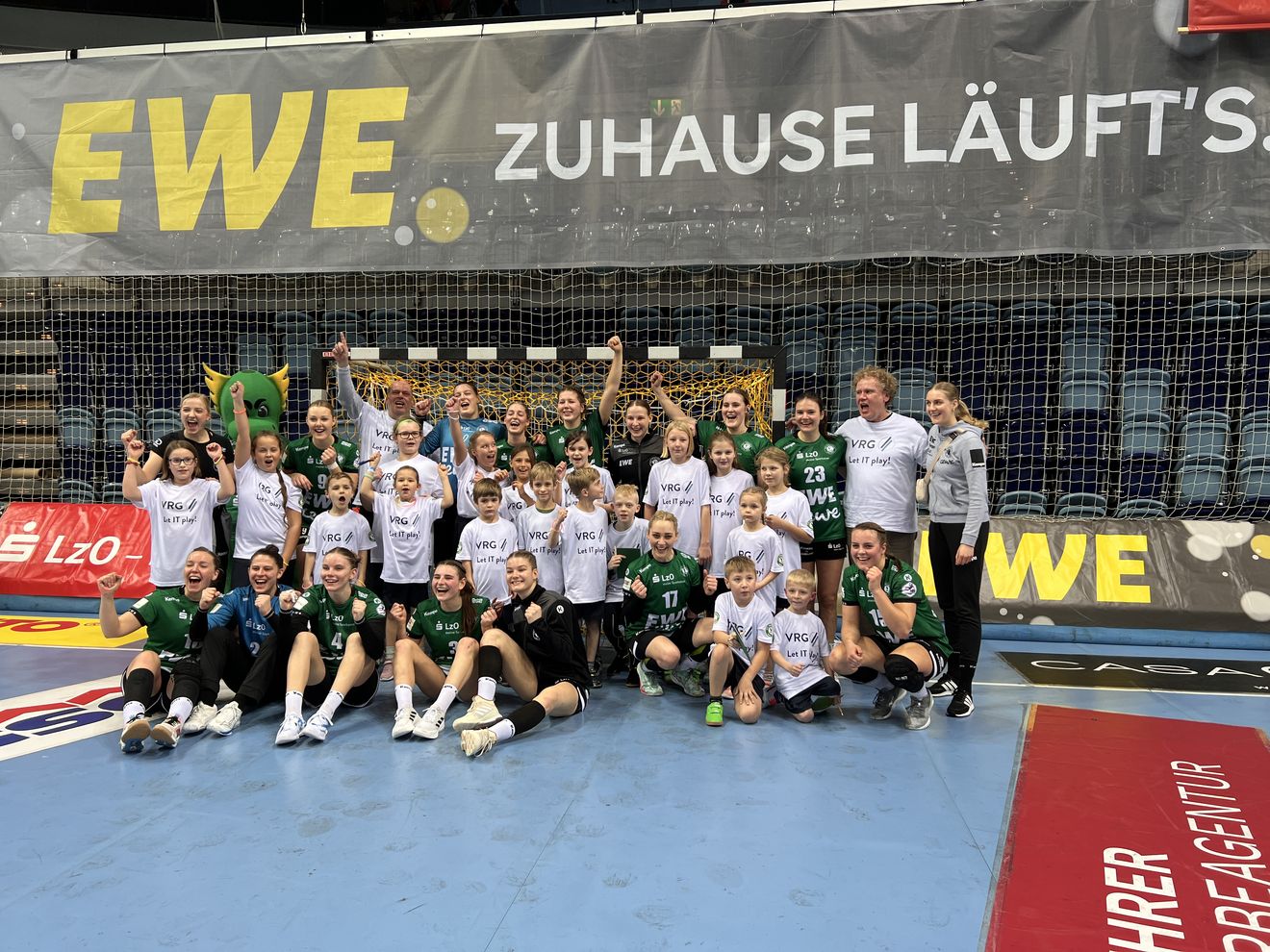 PM_VRG_VfL_Oldenburg_Team_Einlauf-Kids_Geschaeftsfuehrer