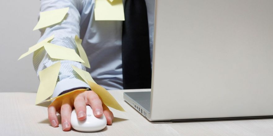 Mann vor dem Laptop mit vielen Post-Its