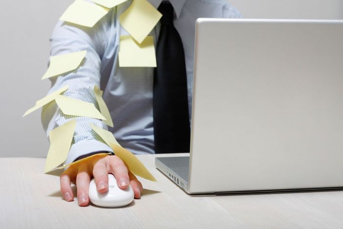 Aussschnitt Büro Laptop Post its