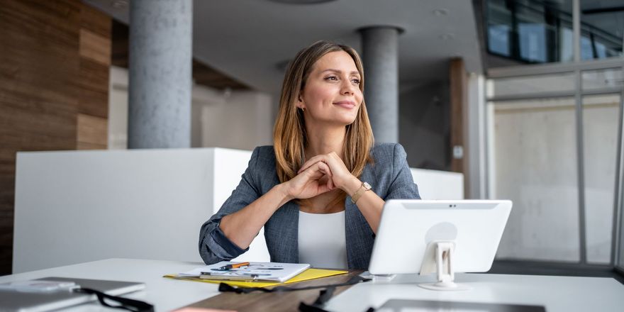 Blogbild: Frau im Office am Schreibtisch sitzend