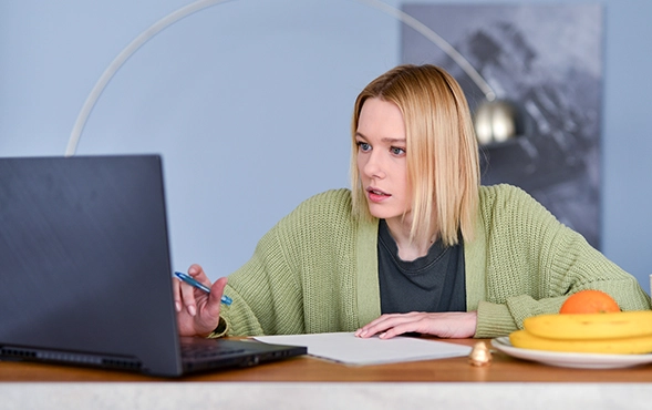 VRG HR_Blog_Homeoffice_thumbnail Frau vor Laptop am Arbeiten im Homeoffice